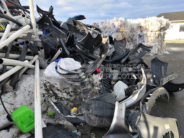 废塑料破碎机成套设备在废旧塑料的回收利用中可以起到重要的作用，有大的应用市场和很好的发展前景。影响塑料破碎机的价格的因素有很多，具体价格根据您的实际生产情况确定。