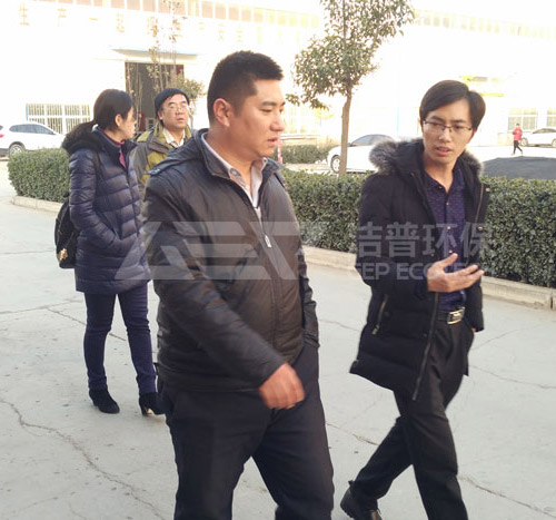 北京客户参观废旧轮胎破碎机设备