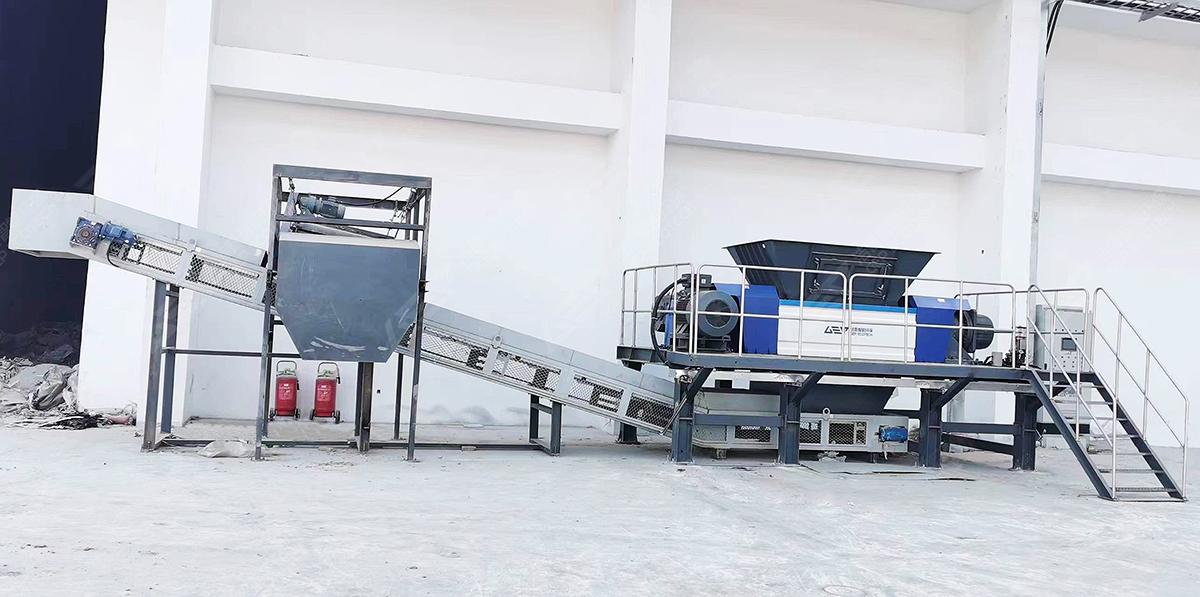 洁普工业垃圾撕碎机现场